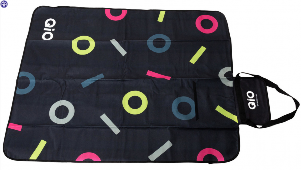 QIO Picknickdecke; 120 x 150cm, faltbar als Tasche; 100 % recyceltes PET, schwarz/bunt